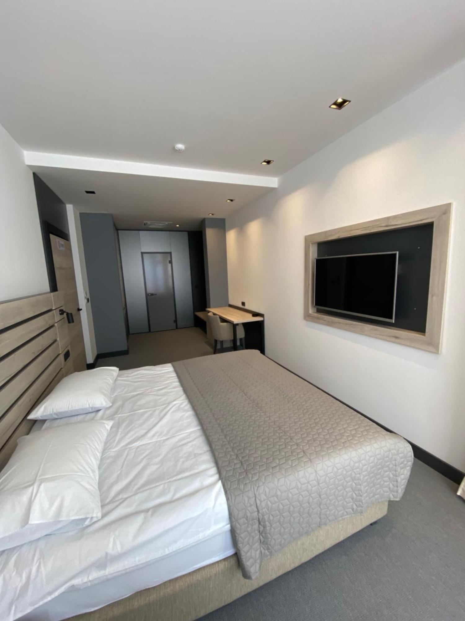 Super Seven Inn Belgrade Room photo